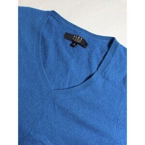 Alex Marie Women's Cashmere V-Neck Sweater Medium Blue